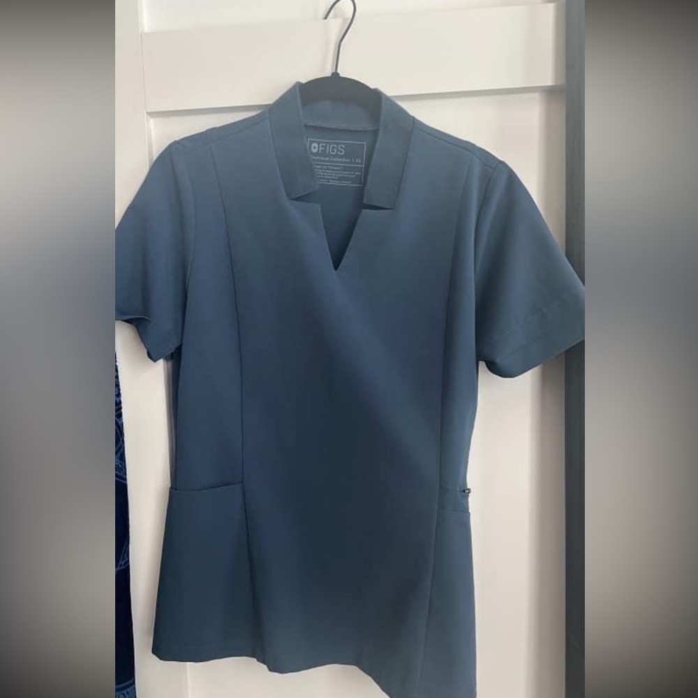 FIGS DARK HARBOUR SCRUB TOP WITH CUTE NECK DETAIL